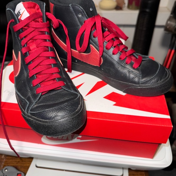 Nike Men's Black and Red Sneakers - Picture 3 of 16